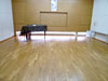 床は板張りで、防音構造。ダンスでの使用も可能です。ピアノ使用料は利用料に含まれます。