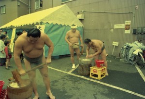 小路町相撲餅つき1977頃か　017
