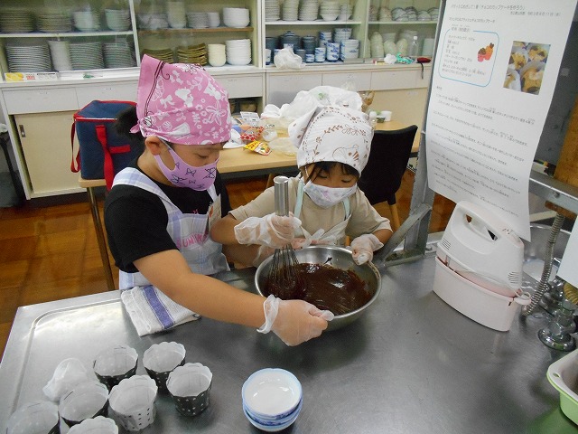 『パティシエめざして！夏　チョコのカップケーキを作ろう』講座5