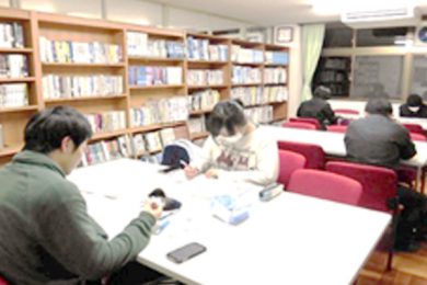 図書室の机・椅子の更新