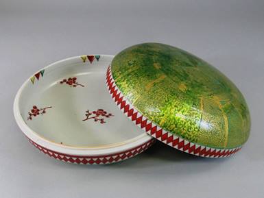 色絵釉裏金彩食籠 いろえゆうりきんさいじきろう Over Glaze Painted And Under Glaze Gold Decorated Bowl With Lid 多治見市美濃焼ミュージアム 色絵釉裏金彩食籠 いろえゆうりきんさいじきろう Over Glaze Painted And Under Glaze Gold Decorated Bowl With Lid 多治見市美濃焼ミュージアム